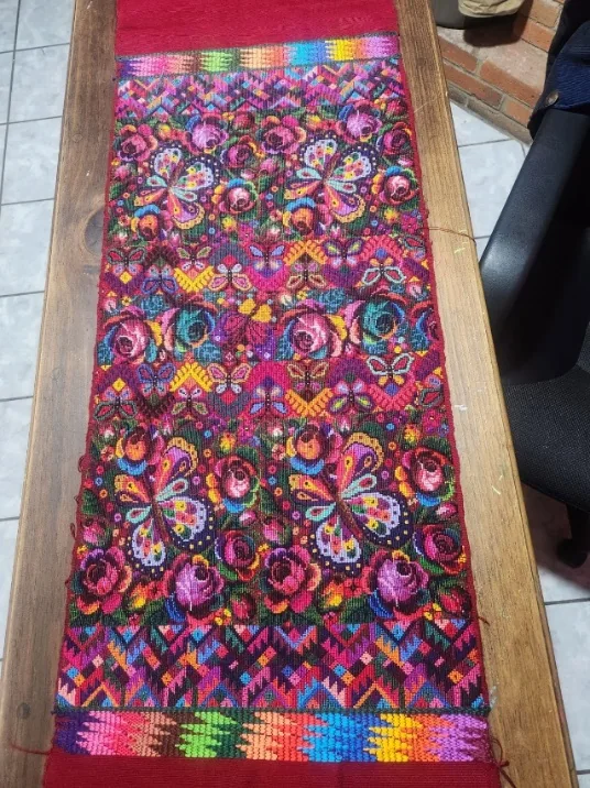 Lienzo tejido con gran variedad de flores de colores