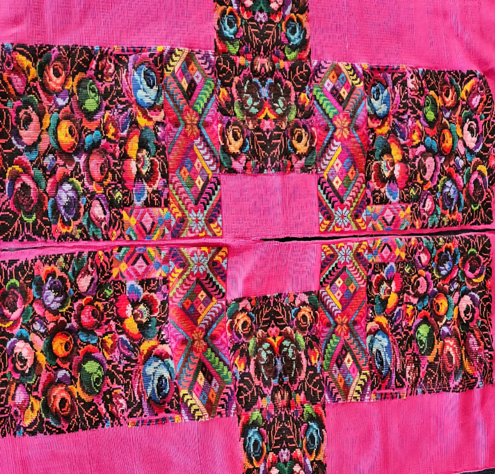 Pieza textil Maya con bordados coloridos y elementos cosmogónicos